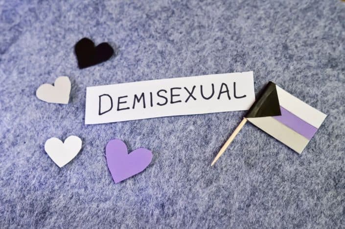 Người á tính (Demisexual) là gì? Dấu hiệu nhận biết và đời sống tình cảm