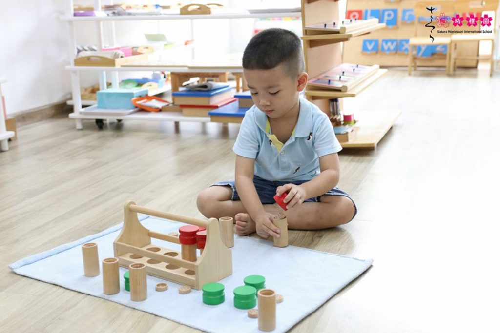 Góc cảm quan trong montessori giúp trẻ phát triển 5 giác quan