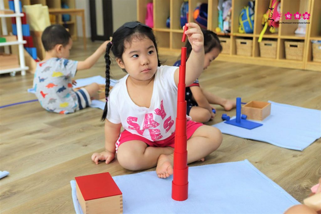 Góc cảm quan trong montessori giúp trẻ phát triển 5 giác quan