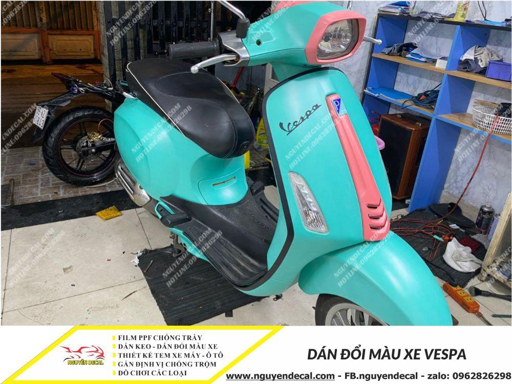 Dán decal đổi màu xe vespa