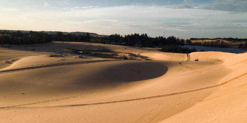 Trải nghiệm du lịch Bàu Trắng Mũi Né: Tận hưởng gió biển tại đồi cát trắng đẹp nhất Phan Thiết