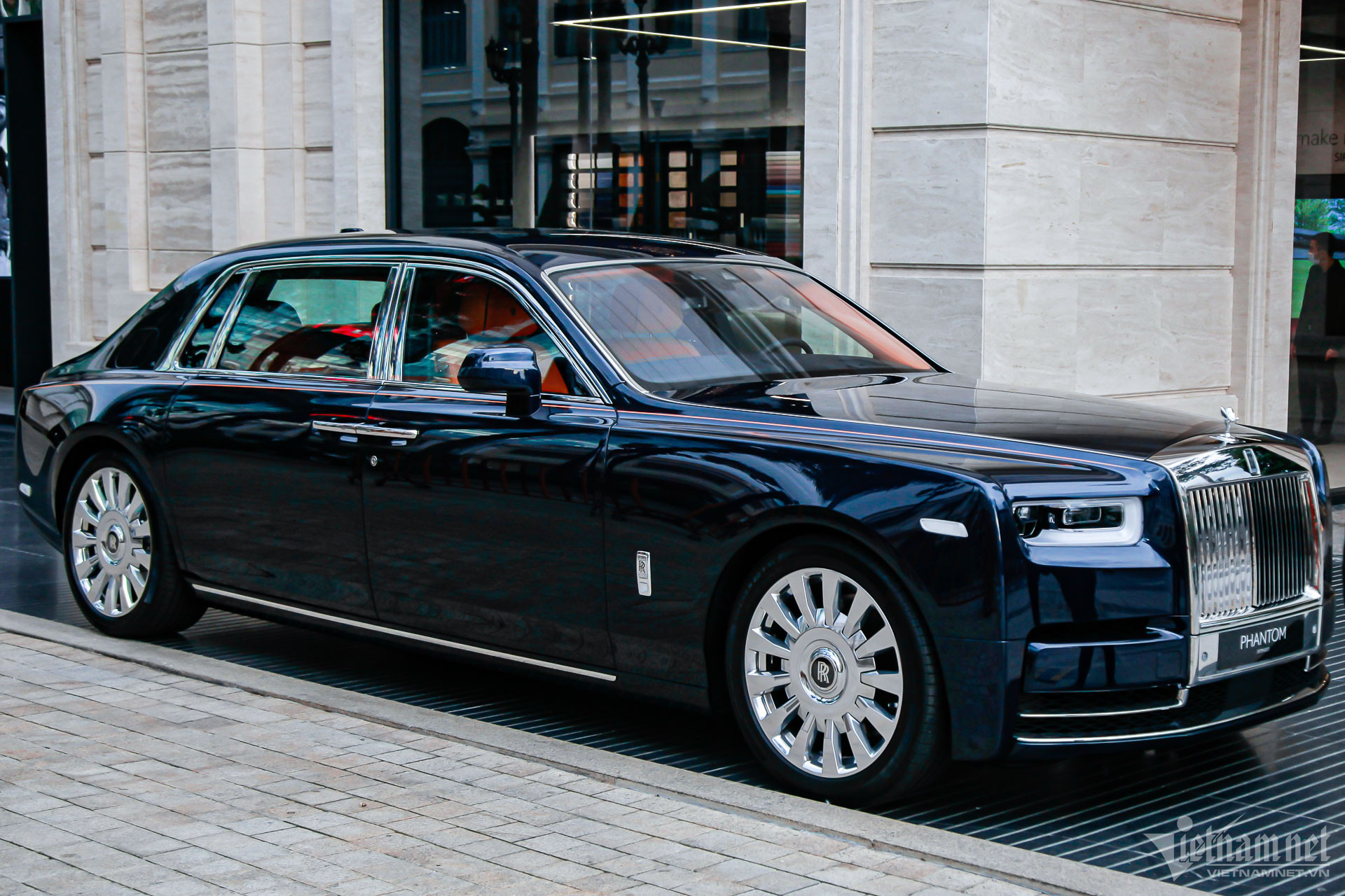 Bắt gặp Rolls-Royce Phantom VIII giá trên 50 tỷ đồng của đại gia Sài thành