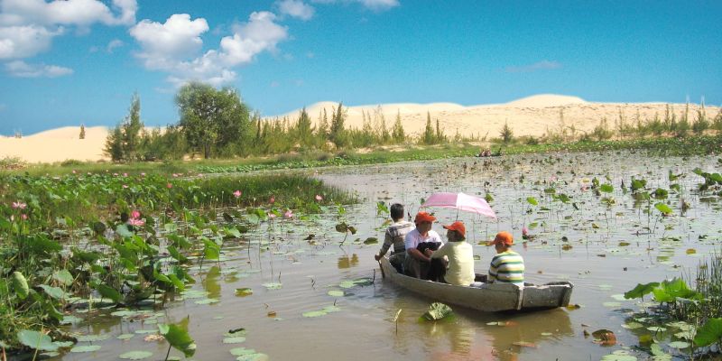 Trải nghiệm du lịch Bàu Trắng Mũi Né: Tận hưởng gió biển tại đồi cát trắng đẹp nhất Phan Thiết