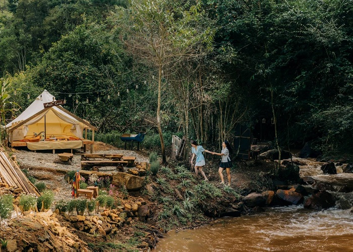 Tiệm cà phê Nhà Bên Suối - Không gian “chill hè sương sương” giữa núi rừng thơ mộng Đà Lạt