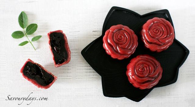 Red Velvet Rose Mooncake - Bánh nướng nhân chocolate rum nho